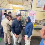 गाड़ी रखने को लेकर चला तलवार, थाने में भी जमकर हंगामा