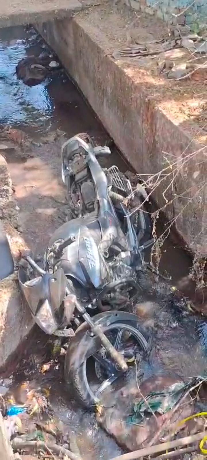 नाली में गिरी तेज रफ्तार बाइक, एक युवक की मौत, दूसरा गंभीर