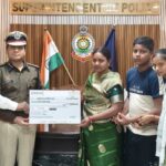 ड्यूटी के दौरान हादसे में शहीद आरक्षक के परिजनों को एसएसपी ने सौंपा,एक करोड़ का सहायता चेक