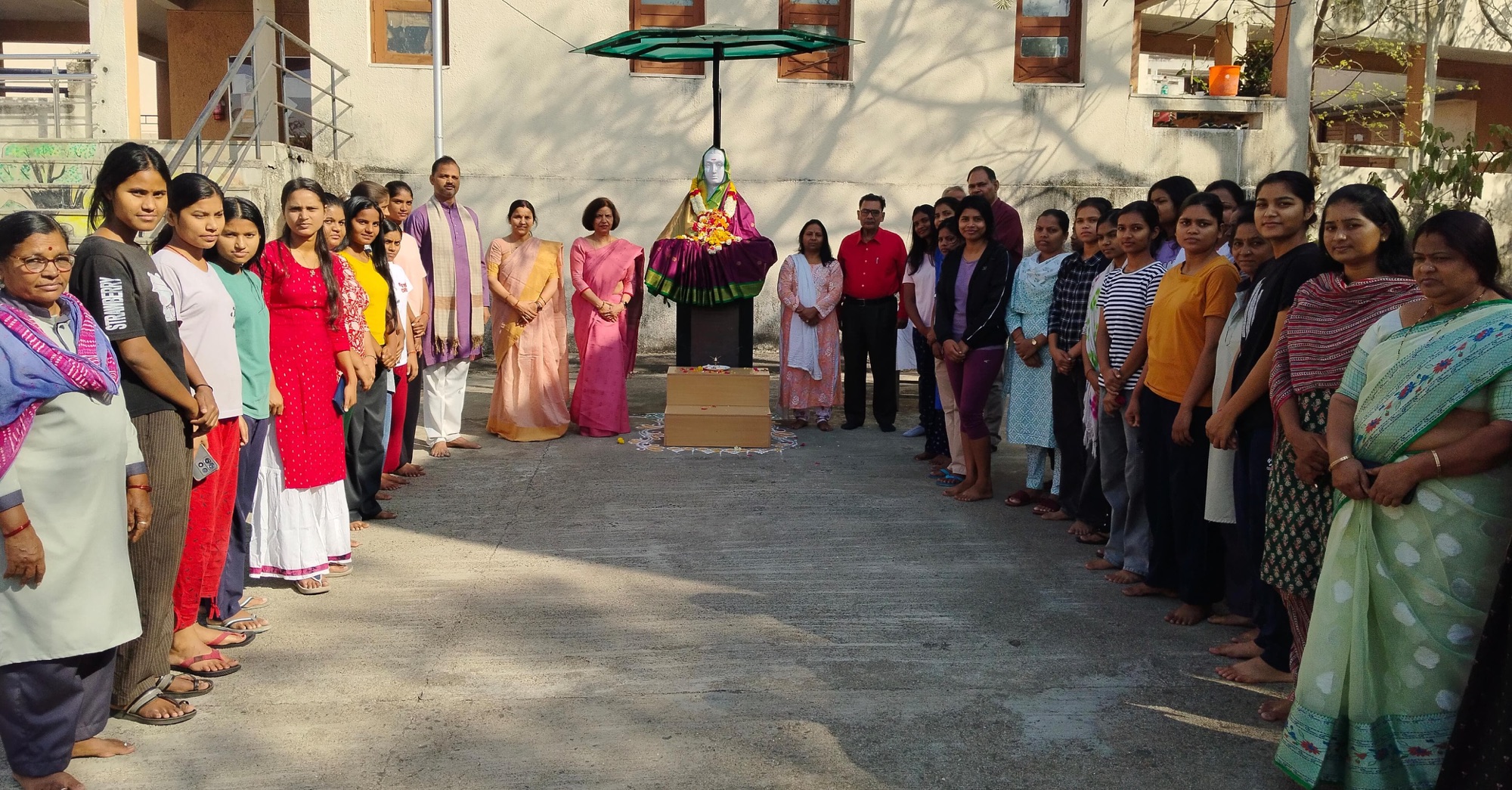 सावित्रीबाई फुले की पुण्यतिथि पर कुलपति प्रो. कुमुद शर्मा ने किया नमन