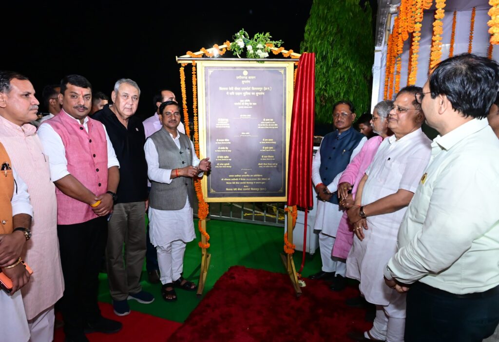 बिलासा देवी केवट एयरपोर्ट से रात्रि उड़ान सेवा का शुभारंभ, मुख्यमंत्री ने &nbsp;भरी पहली रात की उड़ान,रायपुर के लिए रवाना हुए