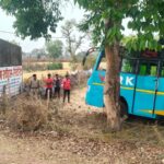 वीडियो: तेज रफ्तार बस की टक्कर से स्कूली छात्र की मौत, अनियंत्रित बस सड़क से उतरी