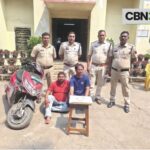 फर्जी पुलिस बनकर वृद्ध महिला से सोने की चेन झपटने वाले दो आरोपी गिरफ्तार