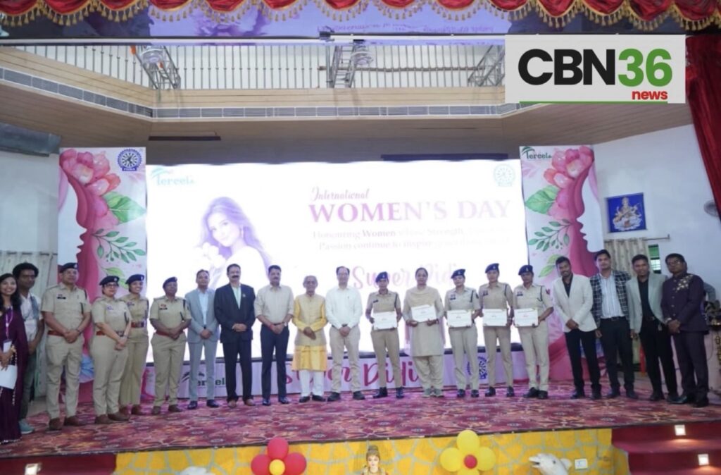 कलेक्टर संजय अग्रवाल एसएसपी रजनेश सिंह की मौजूदगी में सुपर दीदी कार्यक्रम में 100 से अधिक महिलाओं का सम्मान