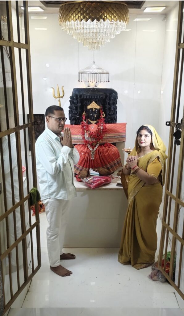 मल्हार में पूर्व योग आयोग सदस्य रविन्द्र सिंह ठाकुर ने किए मां डिडेश्वरी के दर्शन