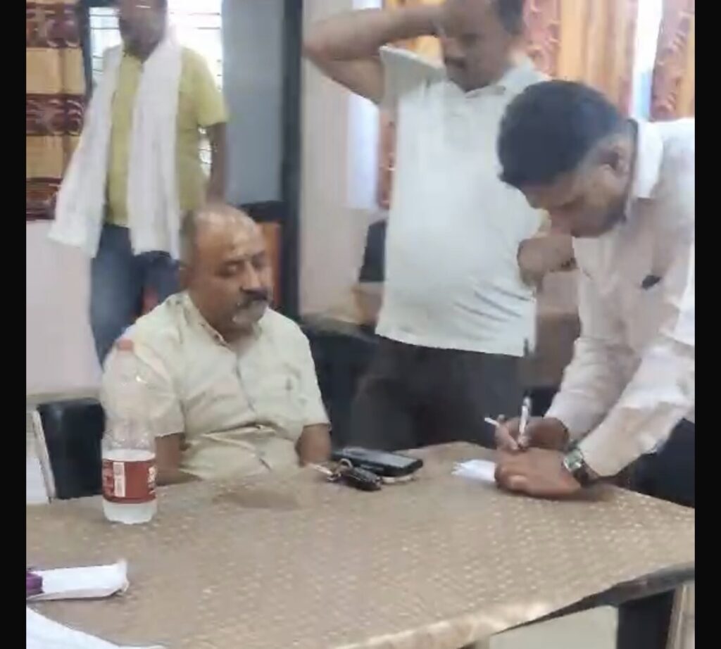 मुंगेली में रील से शुरू हुआ मामला, 50 हजार की रिश्वत पर जंगल महकमे के दो अफसर रिश्वत लेते गिरफ्तार,जीरो टॉलरेंस’ नीति का असर