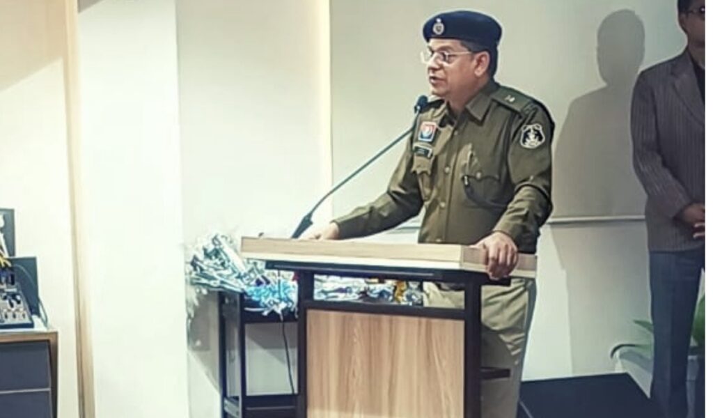 वायरल वीडियो पर पुलिस का पलटवार: भ्रामक तरीके से पेश की गई घटना, जवान कर रहे थे जाम हटाने का प्रयास