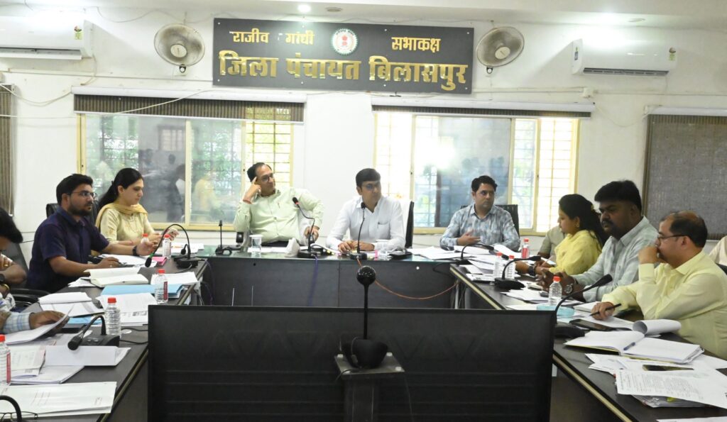 30 अप्रैल तक सभी अपूर्ण आवास पूर्ण करें: कलेक्टर संजय अग्रवाल