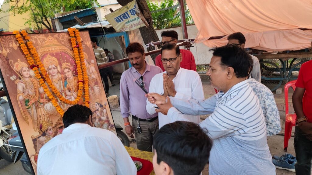 हनुमान जन्मोत्सव पर आरती पश्चात प्रसाद वितरण, सैकड़ों श्रद्धालु हुए शामिल