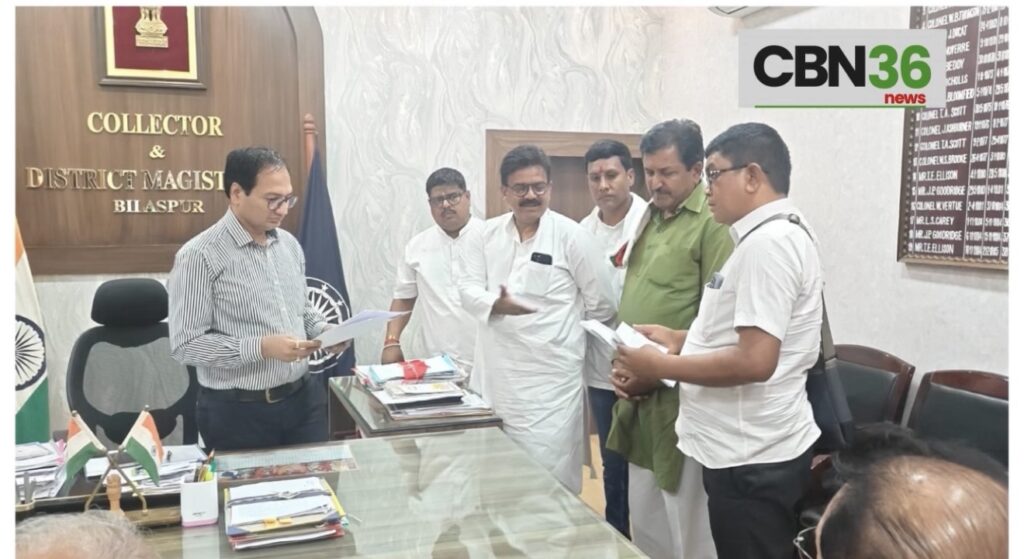 आमागोहन पटवारी को हटाने ग्रामीणों का कलेक्ट्रेट घेराव, विधायक अटल श्रीवास्तव भी पहुंचे