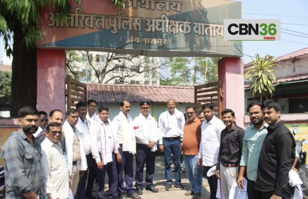 धूप में ड्यूटी कर रहे ट्रैफिक जवानों को कांग्रेसजनों ने बांटे गमछे