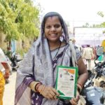 सुनीता जायसवाल को मौके पर मिला राशन कार्ड, चेहरे पर लौटी मुस्कान