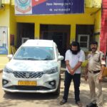 पुलिस की सख्त कार्रवाई: कार की छत पर युवती को बैठाकर स्टंटबाजी करने वाला चालक गिरफ्तार
