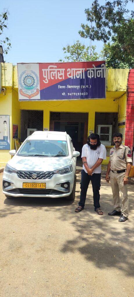 पुलिस की सख्त कार्रवाई: कार की छत पर युवती को बैठाकर स्टंटबाजी करने वाला चालक गिरफ्तार