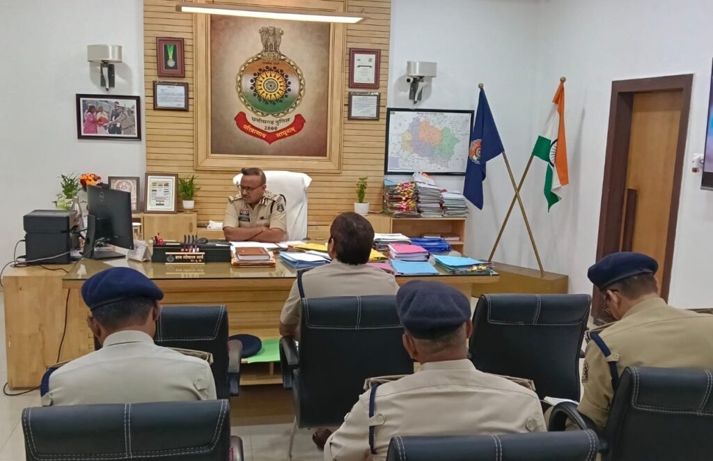 आईजी गर्ग ने रेंज की कानून-व्यवस्था और लंबित मामलों की समीक्षा की,मानस पोर्टल, सशक्त एप और अनुभव एप के प्रभावी उपयोग के दिए निर्देश