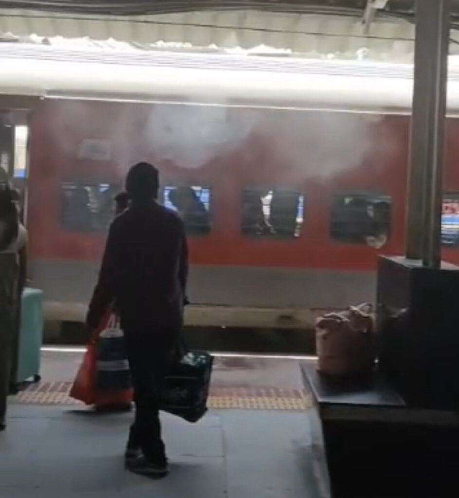 भीषण गर्मी में यात्रियों को राहत पहुंचाने हेतु दक्षिण पूर्व मध्य रेलवे की विशेष पहल,प्रमुख स्टेशनों पर मिस्टिंग सिस्टम से यात्रियों को मिल रही राहत