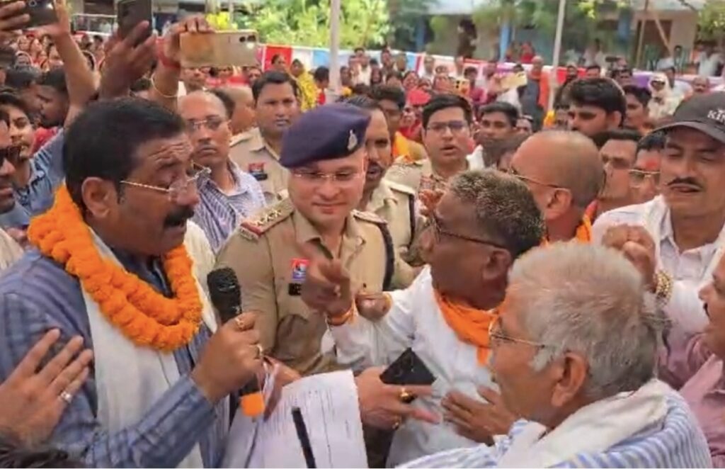 सुशासन तिहार कार्यक्रम में कांग्रेस-भाजपा नेताओं के बीच बहस, राजनीतिक आरोप-प्रत्यारोप तेज