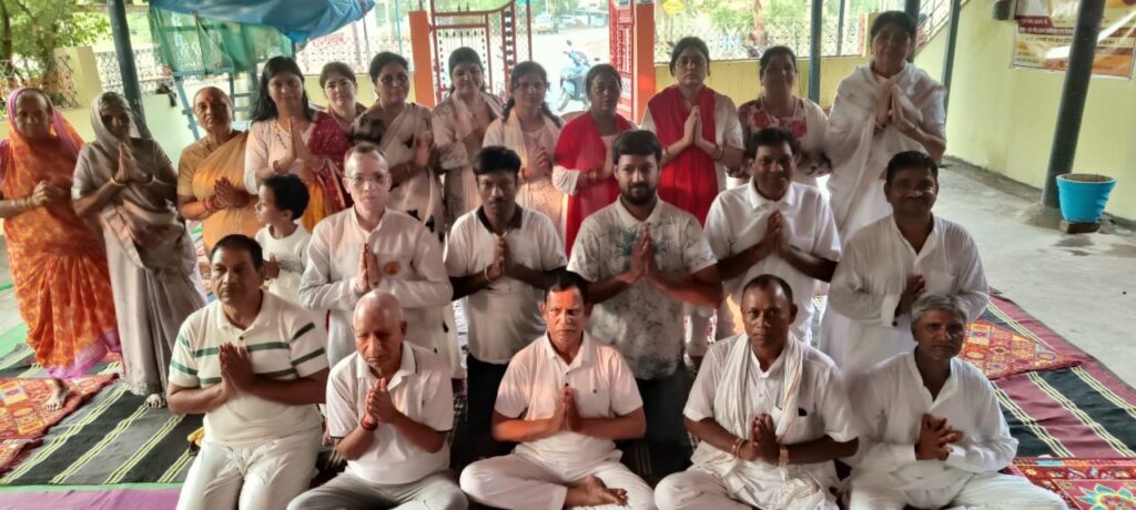 नाभि झटका सहित स्वास्थ्यवर्धक साधनाओं का किया सामूहिक अभ्यास