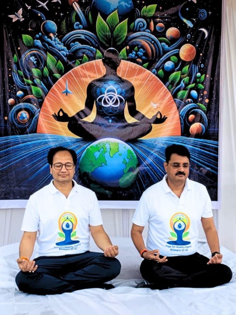 योगमय जीवन की ओर बढ़ते कदम : कलेक्टर संजय अग्रवाल और एसएसपी रजनेश सिंह ने दिया स्वस्थ जीवन का संदेश