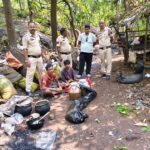 ऑपरेशन आघात: जंगल में चल रही अवैध महुआ शराब भट्टी पर पुलिस की दबिश, 65 लीटर शराब जब्त, दो गिरफ्तार
