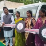 बिहान की दीदियों को मिली टाटा मैजिक की सौगात, 8 समूहों को सौंपे गए वाहन