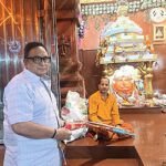 स्वच्छता अभियान के तहत सर्वेश्वरी समूह ने 300 नि:शुल्क झाड़ू वितरित किए