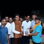 वित्त मंत्री ओ.पी. चौधरी ने खिलाड़ियों को बांटी खेल किट, नियमित अभ्यास पर दिया जोर