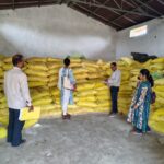 खाद की कालाबाजारी पर प्रशासन का शिकंजा, गोदाम सील कर खाद जब्त