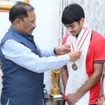 अंडर-18 एशिया कप विजेता हॉकी खिलाड़ी अवि मानिकपुरी ने मुख्यमंत्री से की मुलाकात