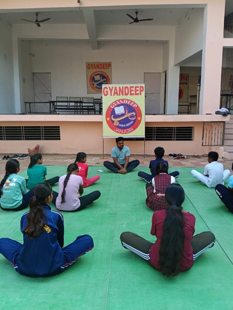 ज्ञानदीप उच्चतर माध्यमिक विद्यालय में विश्व योग दिवस पर हुआ योगाभ्यास, विद्यार्थियों ने लिया प्रतिदिन योग करने का संकल्प