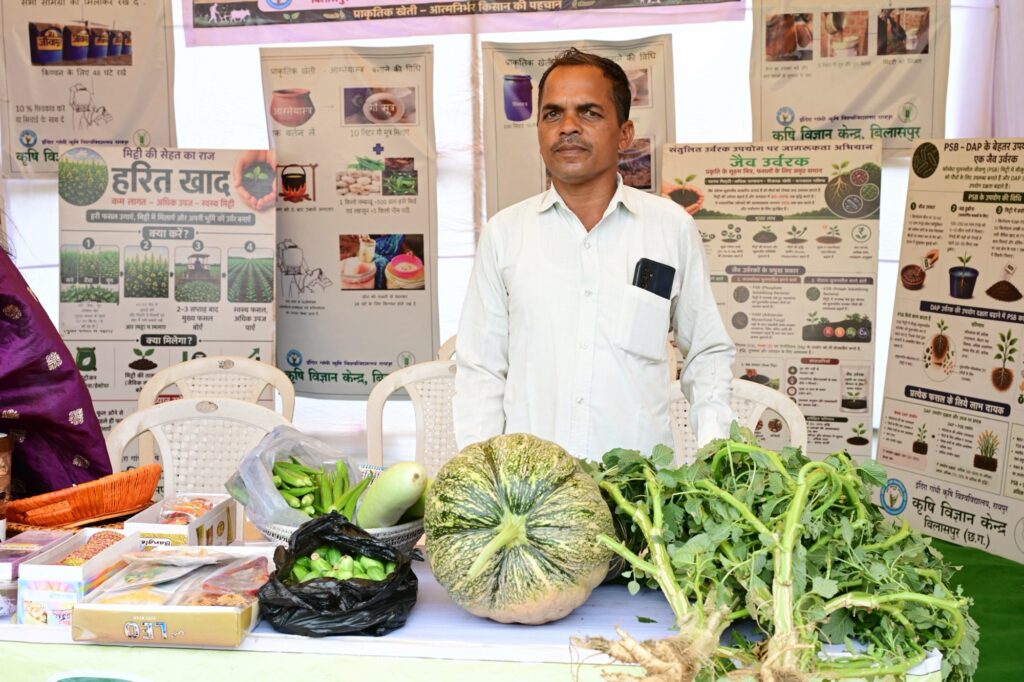 जैविक खेती से बदली तकदीर: मल्हार के किसान जदुनंदन वर्मा सालाना कमा रहे दो लाख रुपये, एप्पल उत्पादन से भी बनाई पहचान