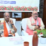 रेशम, खादी और हथकरघा क्षेत्र को नई दिशा, बुनकरों की आय बढ़ाने पर जोर