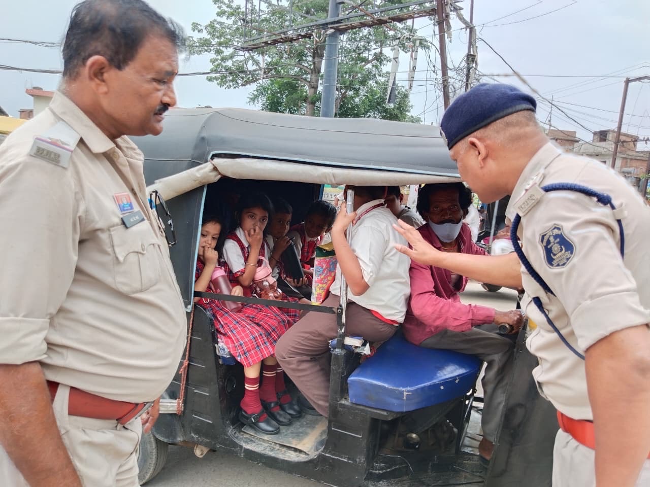 स्कूली ऑटो में ओवरलोडिंग पर सख्ती, नियम तोड़ने वालों पर होगी कार्रवाई