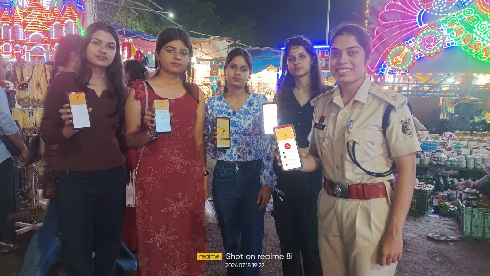 दुर्ग पुलिस का पिंक पेट्रोलिंग अभियान, महिलाओं-बालिकाओं को सुरक्षा के प्रति किया जागरूक