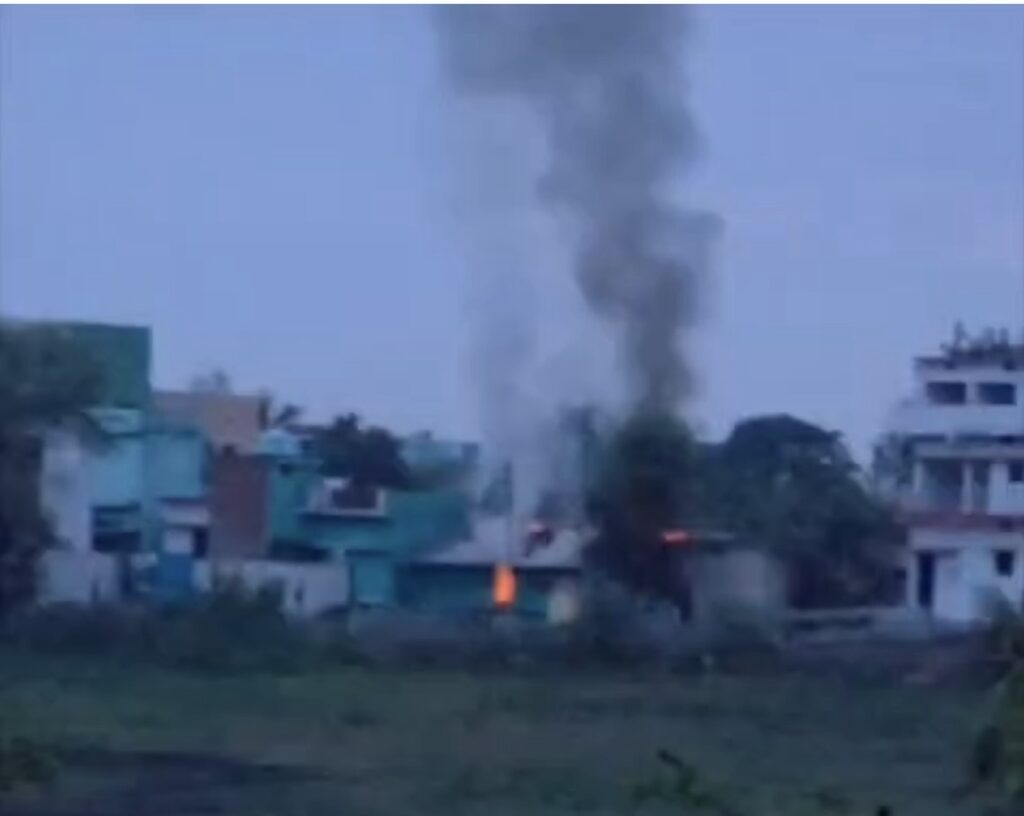 रतनपुर में मकान में लगी आग के बीच फटा गैस सिलेंडर, युवक गंभीर रूप से झुलसा