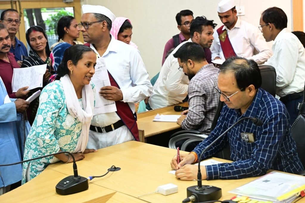 जनदर्शन में उमड़ा फरियादियों का हुजूम, कलेक्टर ने सुनीं समस्याएं