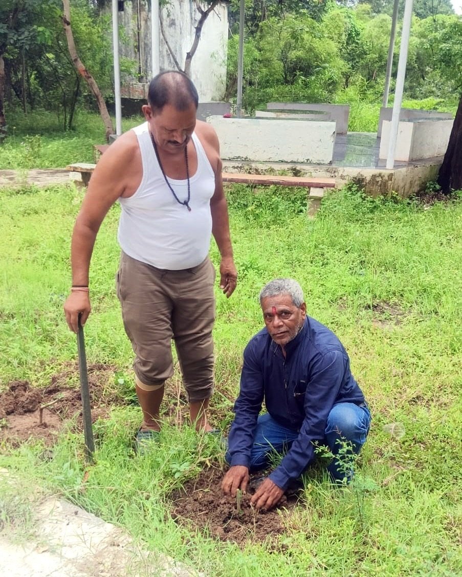 2125 पौधों का रोपण व निशुल्क वितरण, पर्यावरण संरक्षण का दिया संदेश