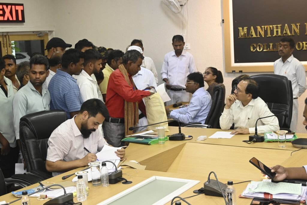 जनदर्शन में उमड़ी फरियादियों की भीड़, कलेक्टर ने मौके पर दिए कार्रवाई के निर्देश