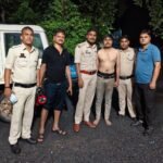 उफनते नाले में बहा युवक, पेड़ के सहारे अटकी सांसें; आधी रात पुलिस ने रस्सी के सहारे बचाई जान