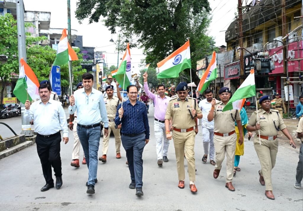 तिरंगे के रंग में रंगा बिलासपुर, पुलिस ग्राउंड से अग्रसेन चौक तक निकली भव्य रैली