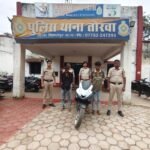 नंबर प्लेट निकालकर दौड़ा रहे थे चोरी की बाइक, वाहन चेकिंग में पकड़े गए दो आरोपी