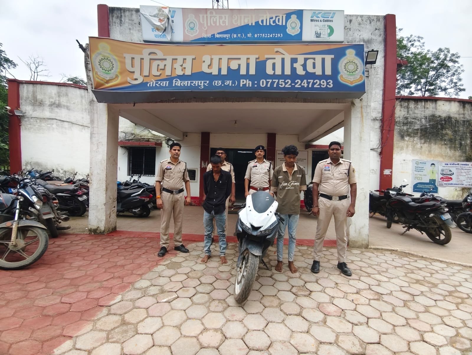 नंबर प्लेट निकालकर दौड़ा रहे थे चोरी की बाइक, वाहन चेकिंग में पकड़े गए दो आरोपी
