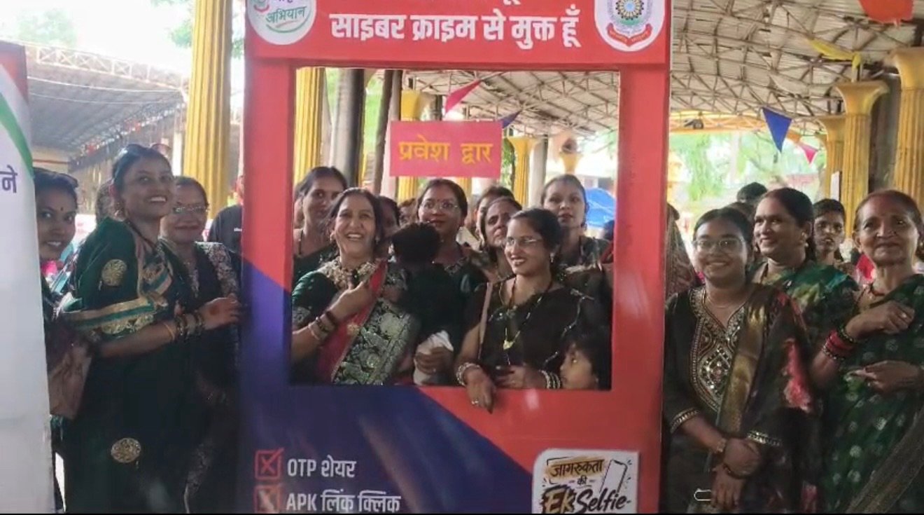 महामाया मंदिर में चला ‘साइबर जागृति की एक सेल्फी’ अभियान, श्रद्धालुओं ने ली साइबर ठगी से बचाव की शपथ