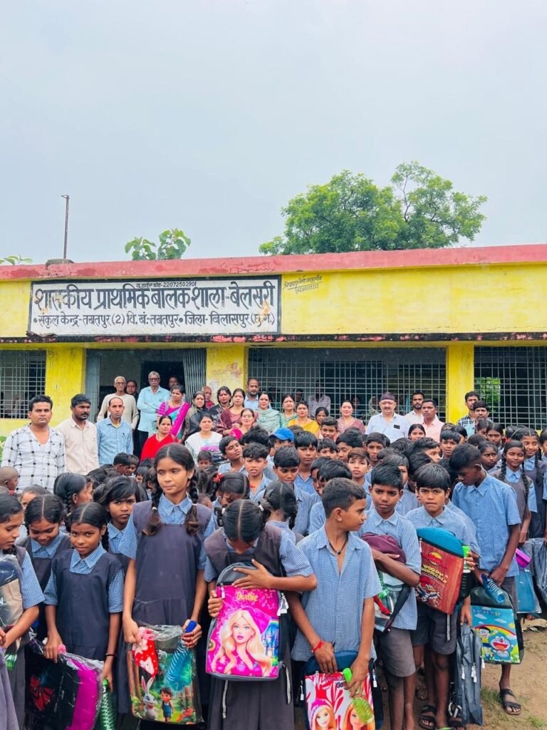 बेलसरी के स्कूली बच्चों को 300 बैग एवं पानी की बोतलें वितरित