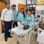 सड़क पर गिरी युवती… मदद को दौड़ी खाकी