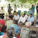 ट्रैक्टर से जिला मुख्यालय पहुंचे ग्रामीणों की सुध लेने बाइक से गांव पहुंचे कलेक्टरअमित कुमार , पेड़ के नीचे लगी चौपाल
