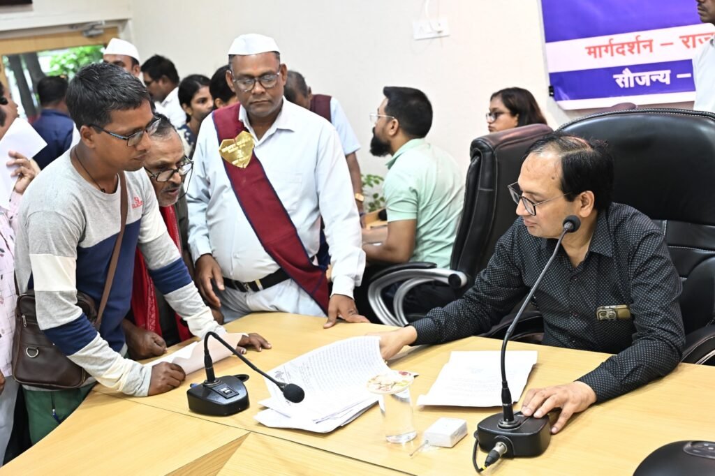 किसी का ट्रांसफार्मर जला तो किसी की पेंशन अटकी, जनदर्शन में कलेक्टर के सामने पहुंचीं समस्याओं की लंबी फेहरिस्त