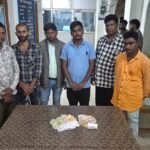 बिजली के खंभे की रोशनी में सजा था जुए का फड़, पुलिस ने मारी दबिश; छह गिरफ्तार