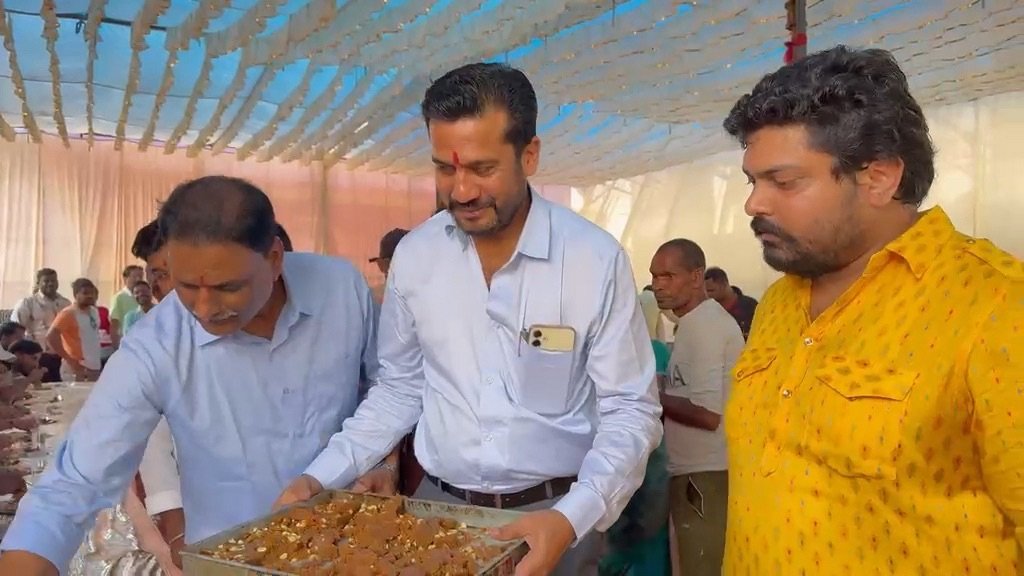 गणेश उत्सव में राज कंस्ट्रक्शन ने कराया भंडारा, प्रेस क्लब की टीम ने की पूजा-अर्चना