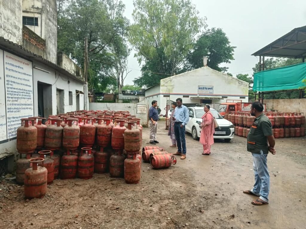 बालाजी गैस के 3500 से ज्यादा उपभोक्ताओं को राहत, दूसरी एजेंसियों से मिलेगी सिलिंडर की होम डिलीवरी